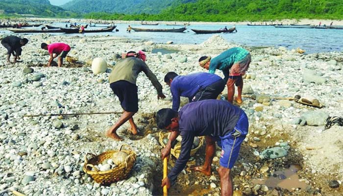 সাদাপাথর লুট: মামলায় অভিযুক্ত প্রভাবশালীরা অধরা!