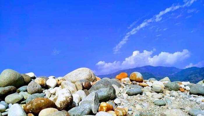 নিলামে তোলা হচ্ছে সিলেটের ভাঙা সাদাপাথর