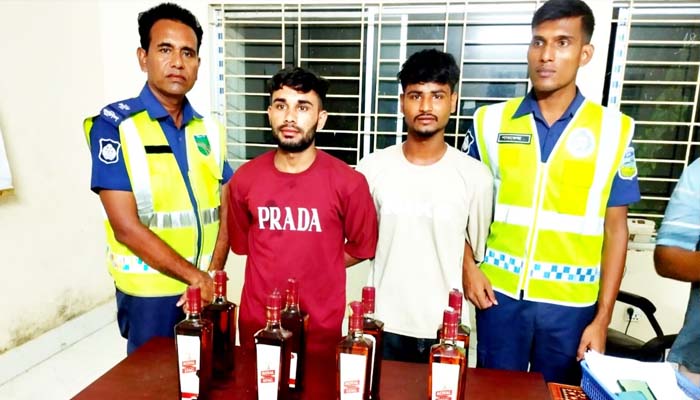 জৈন্তাপুরে ভারতীয় মদসহ আটক ২