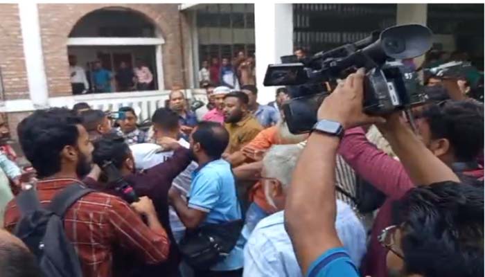 আদালত প্রাঙ্গনে সাংবাদিকদের উপর আলফু চেয়ারম্যানের হামলা