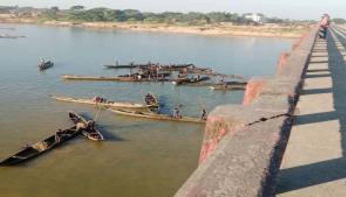ধলাই নদী থেকে বালু উত্তোলন, ৪টি নৌকাসহ আটক ১