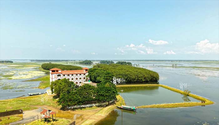 জামালগঞ্জে হাওরের বুকে নবীন চন্দ্র উচ্চ বিদ্যালয় — হেমন্তে পাও, বর্ষায় নাও ভরসা