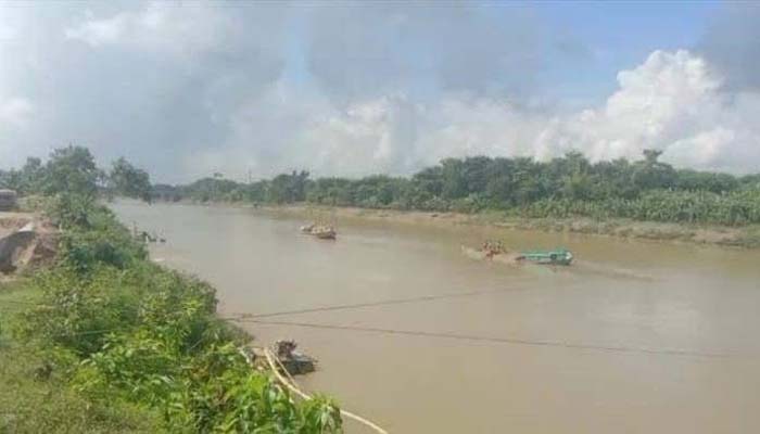 কুলাউড়ায় অবৈধভাবে বালু উত্তোলন করায় ২ লাখ টাকা জরিমানা