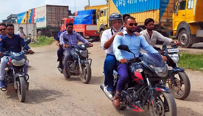 যানজটের চিত্র দেখতে গিয়ে নিজেই যানজটে বন্দি পরিবহন উপদেষ্টা