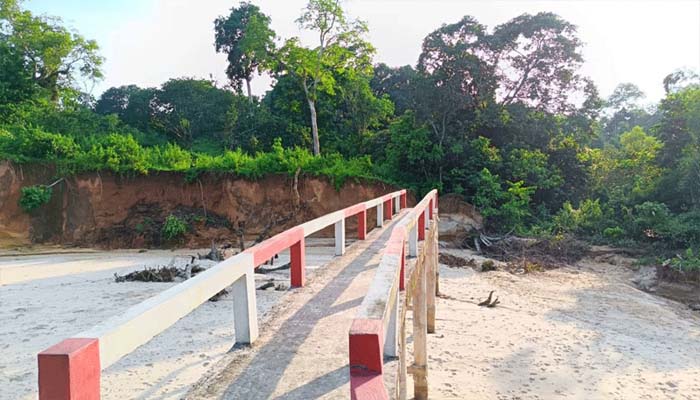 মাটি-বালু লুটে ভূমিধস, বাস্তুচ্যুতি