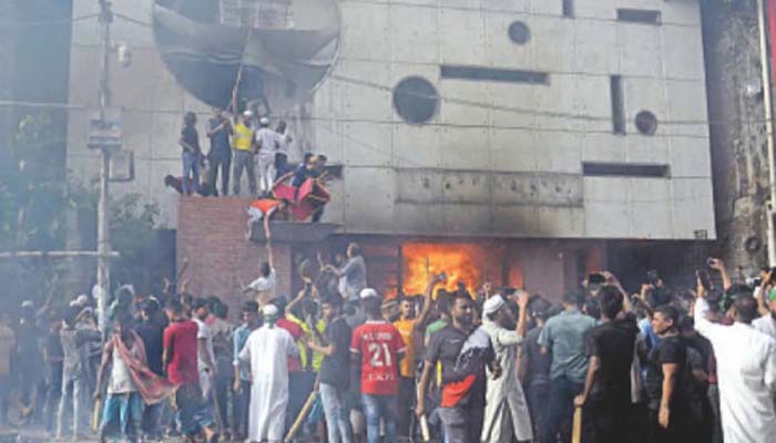 আওয়ামী লীগের কার্যালয়ে বিক্ষোভকারীদের অগ্নিসংযোগ