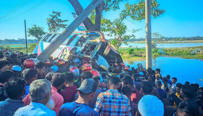 জৈন্তাপুরে বাস-পিকআপ সংঘর্ষে নিহত ১, আহত ২০