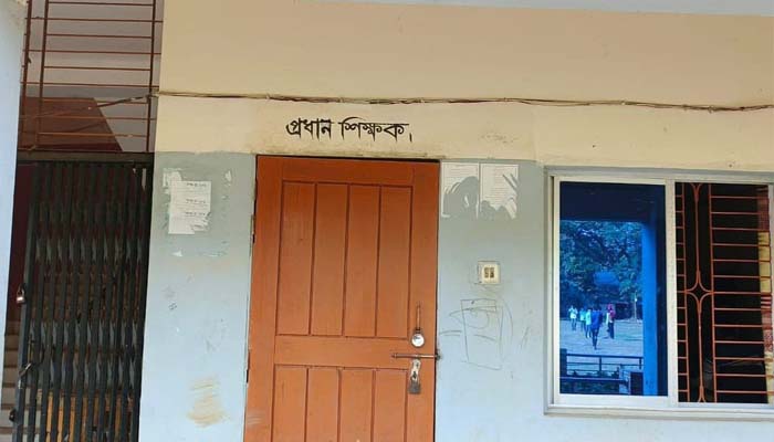 ৭ বিষয়ে ফেল করে এসএসসির সুযোগ না পেয়ে প্রধান শিক্ষকের কক্ষে তালা!