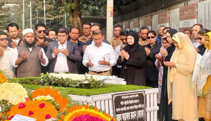 ছোট ভাইয়ের কবর জিয়ারত করলেন তারেক রহমান