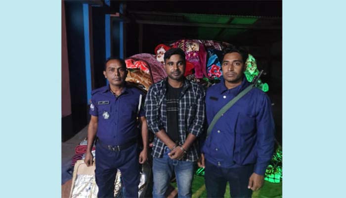 জৈন্তাপুরে পর্যটকবাহী বাস থেকে ভারতীয় পণ্য উদ্ধার, আটক ১