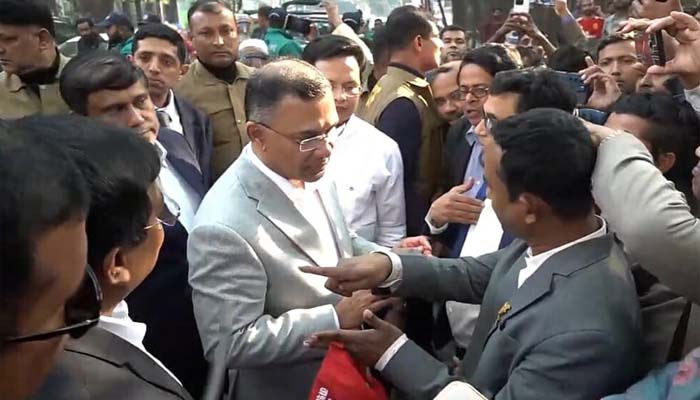 রাস্তায় দাঁড়িয়ে নিয়োগপ্রত্যাশী শিক্ষকদের কথা শুনলেন তারেক রহমান