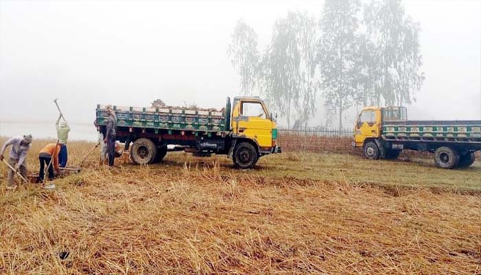 প্রশাসনের নাকের ডগায় মাটি পাচার, হুমকিতে কৃষি জমি