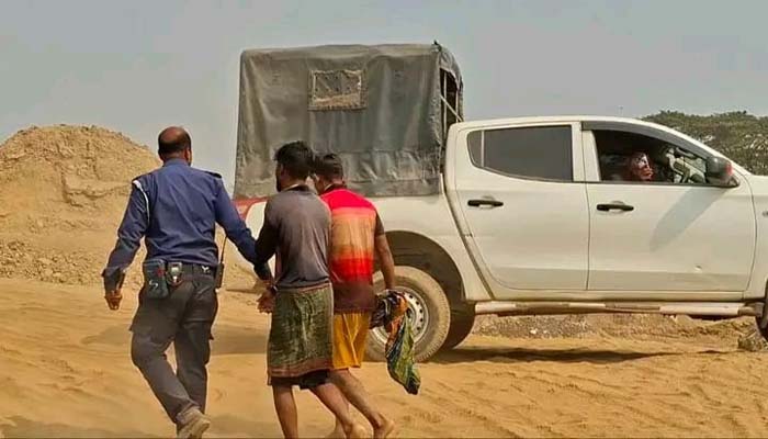 জাফলংয়ে টাস্কফোর্সের অভিযানে ৫৫ হাজার ঘনফুট বালু জব্দ, আটক ৯