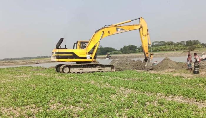 বিয়ানীবাজারে ফসলি জমির টপ সয়েল কাটার মহোৎসব