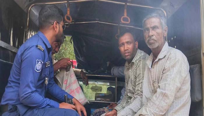 জকিগঞ্জে রাতের আঁধারে সরকারি সড়কের ইট উধাও, যৌথ অভিযানে আটক ৬