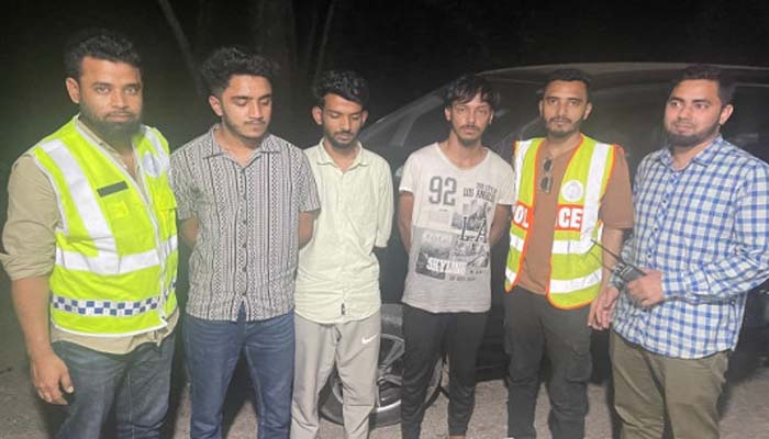 পেট্রোলপাম্প কর্মীকে ছুরিকাঘাতের ঘটনায় আটক ৩