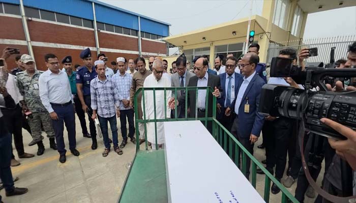 যুদ্ধের বলি প্রবাসী, সিলেটে মরদেহ গ্রহণ করলেন মন্ত্রী