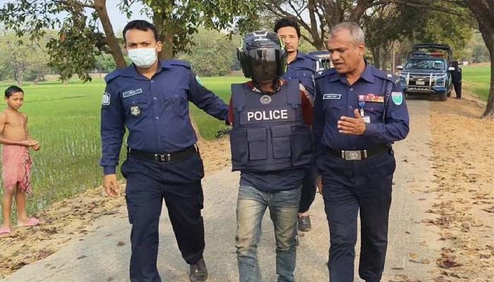 সিএনজিতে প্রেমিকের বন্ধুদের হাতে ধর্ষণের শিকার কিশোরী, অতঃপর…