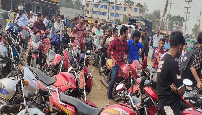 তেল আছে, বিক্রি নেই, বড়লেখায় কৃত্রিম সংকটের অভিযোগ
