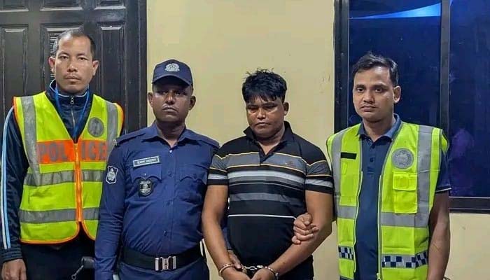 হাতকড়াসহ পালানোর ৪ ঘণ্টা পর নাটকীয়ভাবে থানায় হাজির আসামি