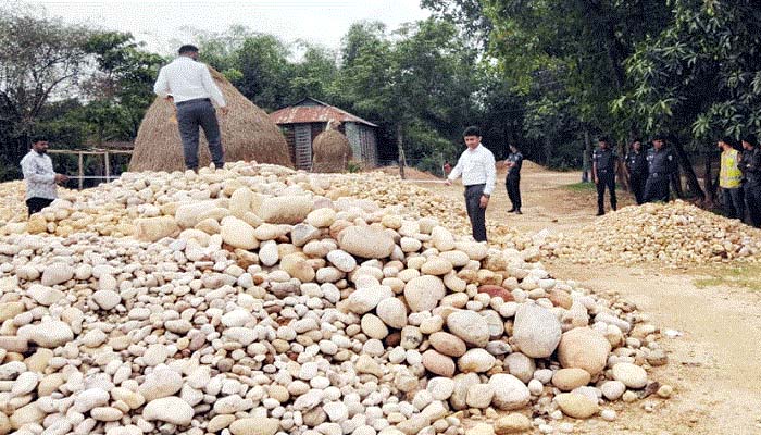 শাহ আরেফিন টিলায় ৯৬ হাজার ঘনফুট পাথর জব্দ