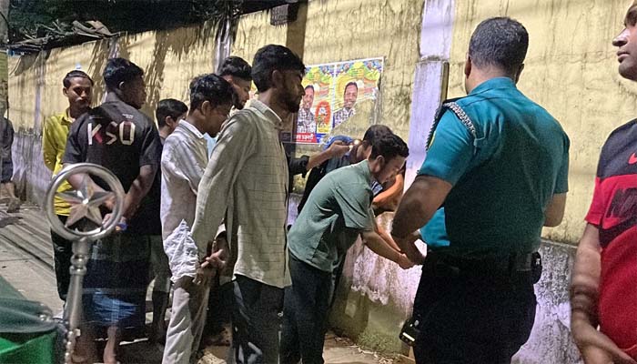 ড্রেনের ওপর রাখা বিস্কুটের কার্টন থেকে নবজাতকের মরদেহ উদ্ধার