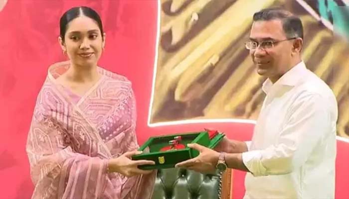 খালেদা জিয়ার পক্ষে স্বাধীনতা পুরস্কার নিলেন নাতনি জাইমা রহমান