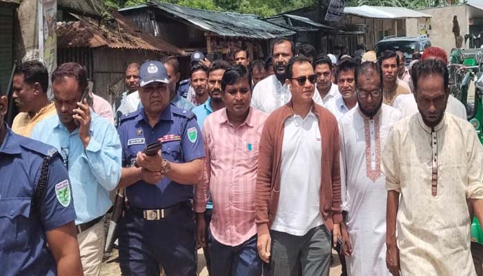 পাহাড়ি ঢল ও টানা বর্ষণে হাওর প্লাবিত: পাকনার হাওর পরিদর্শনে এমপি
