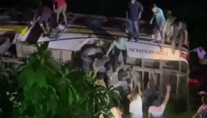 বিয়ানীবাজার-সিলেট মহাসড়কে বাস উল্টে হতাহত ৭-৮ জন