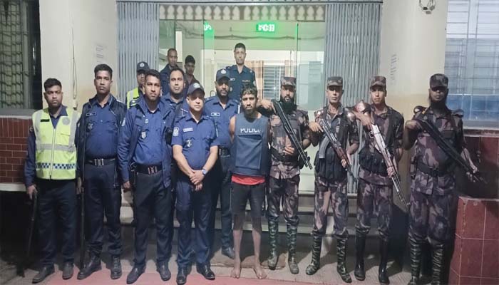 পুলিশ-বিজিবির যৌথ অভিযানে ‘মাদক সম্রাট’ মনির গ্রেপ্তার