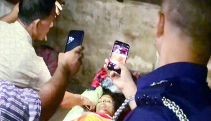 বিছানায় পড়েছিল প্রবাসীর স্ত্রীর লাশ