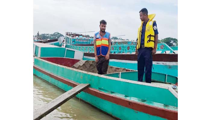 একুশে সিলেটে সংবাদ প্রকাশের পর সোনাই নদীতে নৌ পুলিশের অভিযান, বালুবাহী নৌকা আটক
