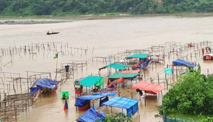 এক রাতের ঢলে লণ্ডভণ্ড জাফলংয়ের শতাধিক দোকান