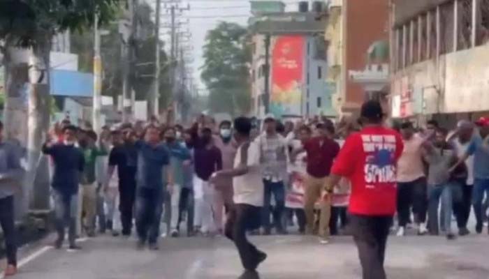 সিলেট নগরীতে ‘পুলিশের সামনেই’ আ. লীগের ঝটিকা মিছিল, আটক ৪