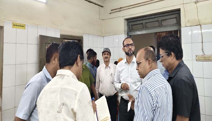 ছাদ চুইয়ে পানি, খসে পড়ছে প্লাস্টার—মৌলভীবাজার হাসপাতালে ডিসির আকস্মিক পরিদর্শন