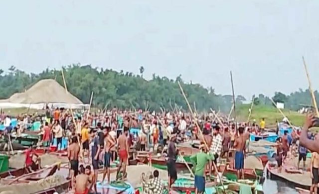 হাজীপুরে বালু সন্ত্রাসের আড়ালে ধ্বংসের মহোৎসব