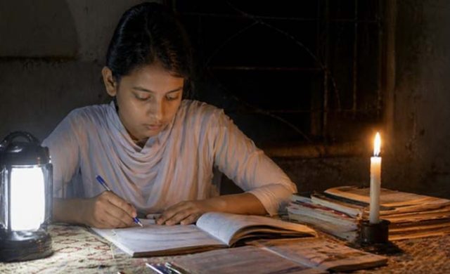 সিলেটে লোডশেডিংয়ে ভোগান্তিতে এইচএসসি পরীক্ষার্থীরা