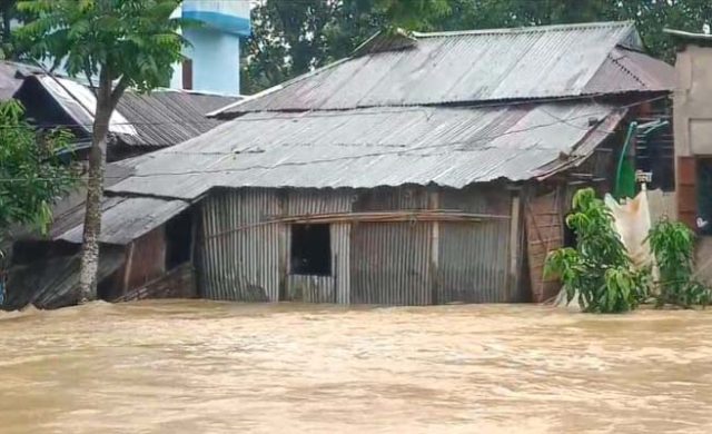 মুষলধারে বৃষ্টি ও উজানের ঢলে মৌলভীবাজারে বন্যা