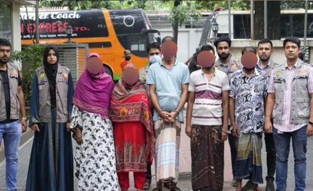 হানিট্র্যাপে ফেলে ব্ল্যাকমেইল, গ্রেপ্তার ৫