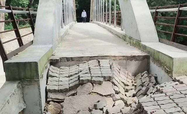 কাজ শেষ হওয়ার আগেই সেতুর সংযোগ সড়কে ধস