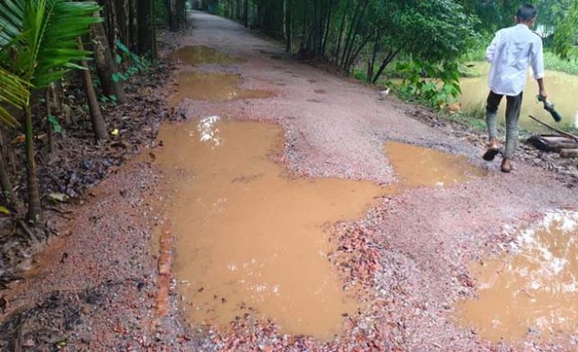 ‘৫০ লাখ টাকার কাজই হয়নি’: গোয়াইনঘাটে রাস্তা সংস্কারে শুভঙ্করের ফাঁকি!