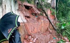 সিলেটে টিলা ধস, ভেঙে পড়ল বাড়ির গার্ডওয়াল