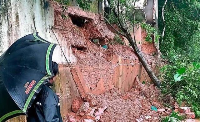 সিলেটে টিলা ধস, ভেঙে পড়ল বাড়ির গার্ডওয়াল
