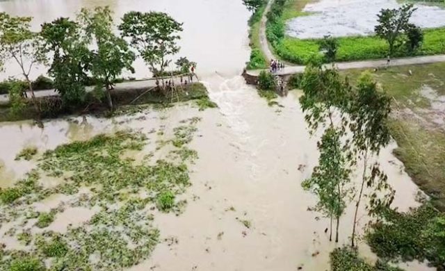 পাহাড়ি ঢলে সড়ক ভেঙে সুনামগঞ্জে আট গ্রাম বিচ্ছিন্ন