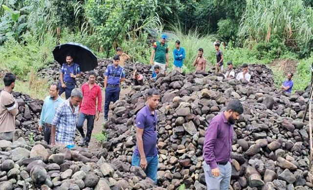 কোম্পানীগঞ্জে উৎমা ছড়া থেকে কোটি টাকার ‘কালা পাথর’ জব্দ