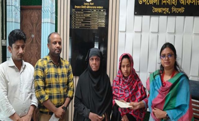 জৈন্তাপুরে আহত দুই শিক্ষার্থীর পরিবারের হাতে ইউএনওর আর্থিক অনুদান