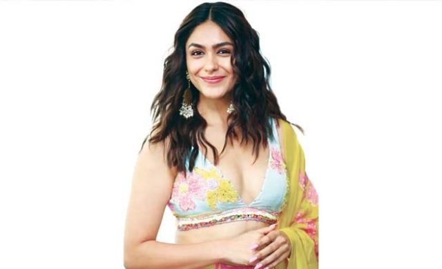 ক্রিকেটারের প্রেমে মৃণাল!