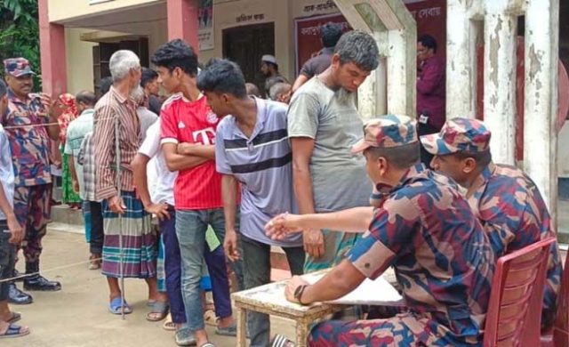কমলগঞ্জে বন্যাকবলিত সীমান্তবাসীর পাশে ৪৬ বিজিবি