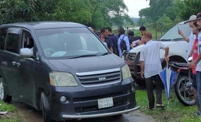 গোলাপগঞ্জে প্রবাসীর জমি দখলের চেষ্টা, জব্দ নোয়াহ গাড়ি ও দেশীয় অস্ত্র