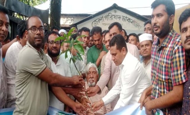 শাল্লায় শিক্ষা প্রতিষ্ঠান ও কৃষকদের মাঝে চারাগাছ বিতরণ করলেন এমপি নাছির